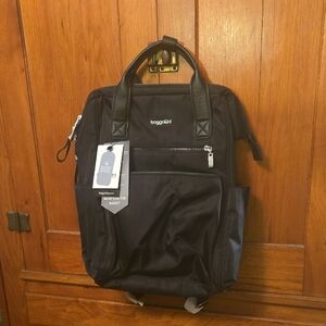 NWT - Baggallini Black Soho Laptop/Backpack